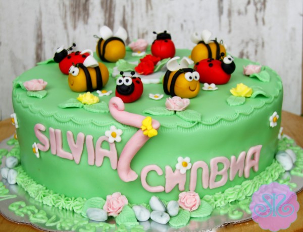 Торта с пчелички, калинки и цветя