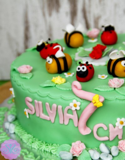 Торта с пчелички, калинки и цветя